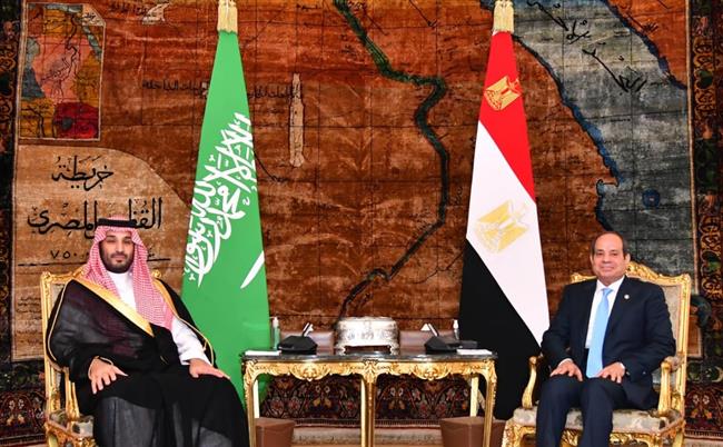 ولي العهد السعودي ينقل إلى الرئيس السيسي تحيات خادم الحرمين الشريفين