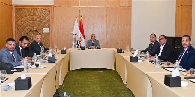 وزير الري يتابع أعمال قطاع تطوير نهرالنيل وإزالة التعديات