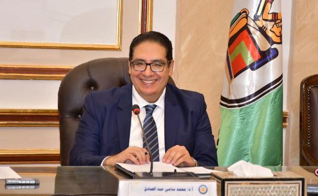 رئيس جامعة القاهرة يتابع انتظام الدراسة ببرامج الفرع الدولي بـ 6 أكتوبر 