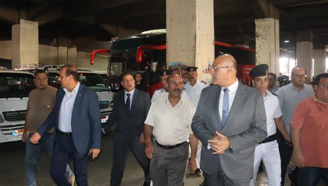 لليوم الثالث.. محافظ القليوبية يتابع التزام السائقين بالتعريفة الجديدة 
