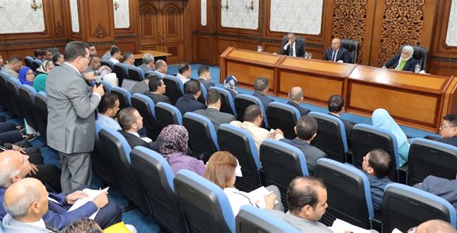  وزير الصناعة يبحث مع محافظ ومستثمري الفيوم تحديات المناطق الصناعية بالمحافظة 