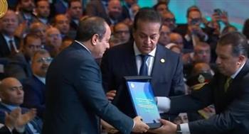 الرئيس السيسي يتسلم نسخة من الاستراتيجية الوطنية للصحة والسكان