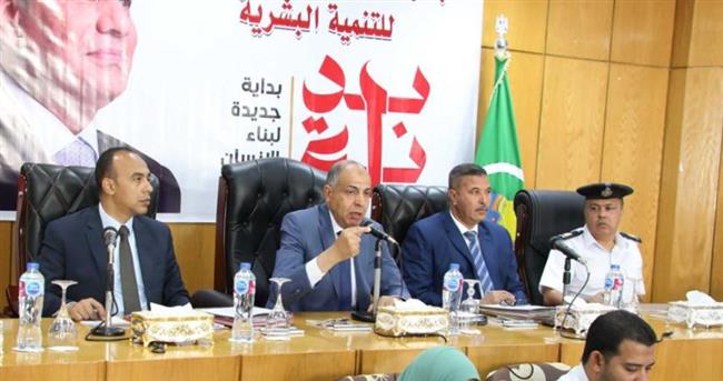 محافظ المنيا يبحث ملفات التصالح ويوافق على بناء مدارس بالعدوة ومغاغة وملوى 
