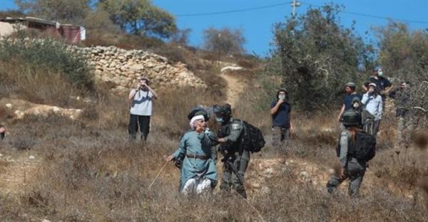 اعتداءات بالجملة على المزارعين والأراضي الفلسطينية من جنود الاحتلال