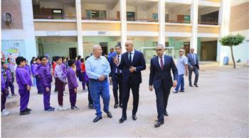 وزير التعليم يجري زيارة تفقدية مفاجئة لعدة مدارس بالمطرية