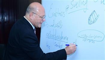 رئيس جامعة سوهاج يلقي درس عملي لطلابه عن إصابة الأعصاب الطرفية الناتجة عن حوادث السيارات