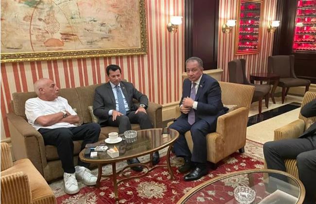 وزير الرياضة يلتقي بعثات الفرق المشاركة بكأس السوبر المصري بالإمارات