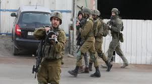 قوات الاحتلال تداهم منازل الفلسطينيين في دير أبو مشعل