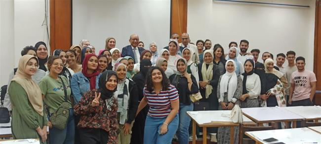 كلية الفنون التطبيقية بجامعة حلوان تناقش "القدوة الحسنة وتواصل الأجيال"