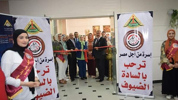 نائب رئيس جامعة بنها تفتتح معرض للمشروعات الطلابية