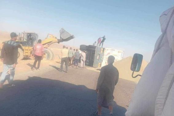 غلق طريق الخارجة الداخلة بسبب انقلاب تريلا محملة بالفوسفات 