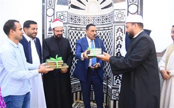 محافظ مطروح يؤدي صلاة الجمعة ويفتتح مسجدا بسيدي براني