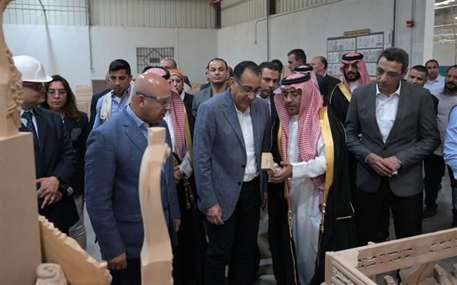 السويس .. رئيس الوزراء يتفقد مصنع "يونيفرسال للأثاث" بـ حي عتاقة