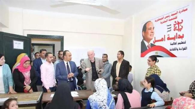 نائب محافظ المنيا يتفقد فصول محو الأمية ضمن مبادرة "بداية أمل"