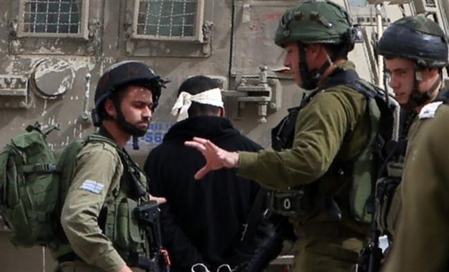 الاحتلال يحتجز ويعتقل عشرات الفلسطينيين شمال قطاع غزة