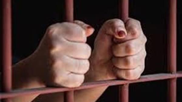 اليوم.. محاكمة مضيفة طيران متهمة بقتل ابنتها 