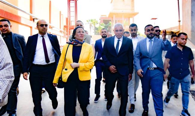 وزيرة البيئة فى زيارة تفقدية لمصنع صناعة الورق والكرتون بأكتوبر 
