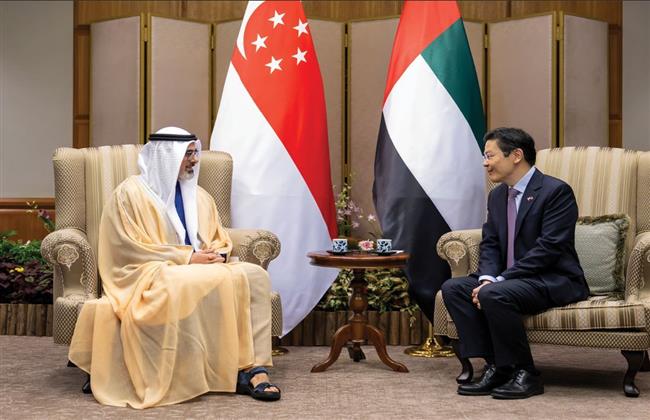 ولي عهد أبوظبي يبحث مع رئيس وزراء سنغافورة سبل تعزيز التعاون الثنائي