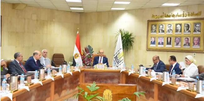 رئيس جامعة أسيوط يوجه بتكثيف الأنشطة الطلابية ودعم المبتكرين والموهبين