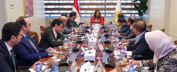 وزيرة التنمية المحلية تتابع الموقف التنفيذي لمنظومة تراخيص المحال العامة