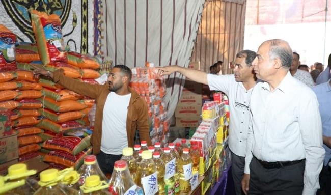 بتخفيضات 30%.. محافظ المنيا يفتتح معرض مبادرة "بداية" لتوفير السلع