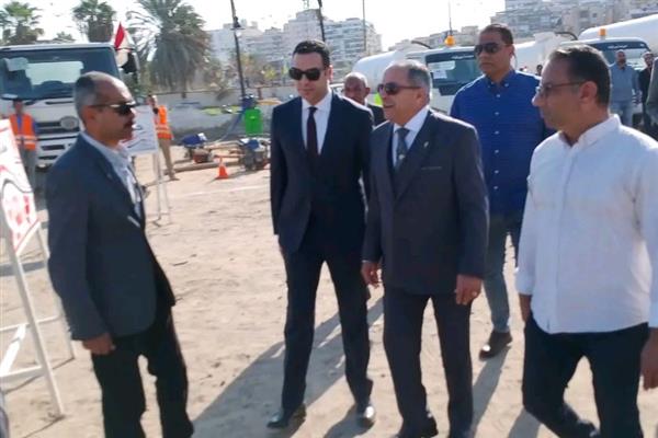 محافظ بورسعيد يشهد اصطفاف معدات الأحياء ومدينة بورفؤاد لمواجهة الأمطار