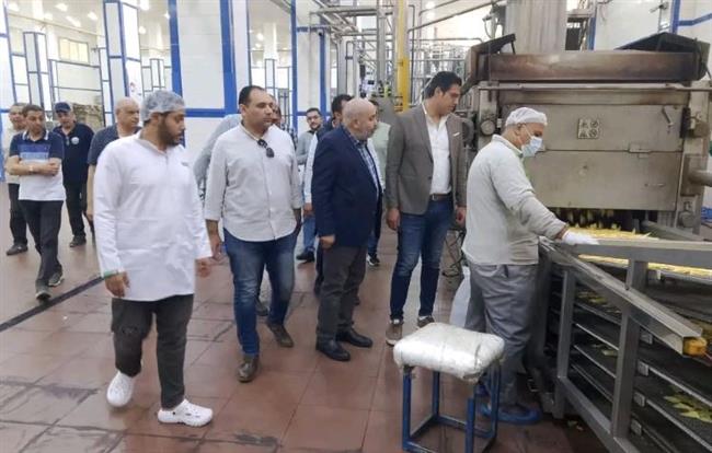 نائب محافظ الدقهلية يتفقد عددا من المصانع بالمنطقة الصناعية بـ جمصة