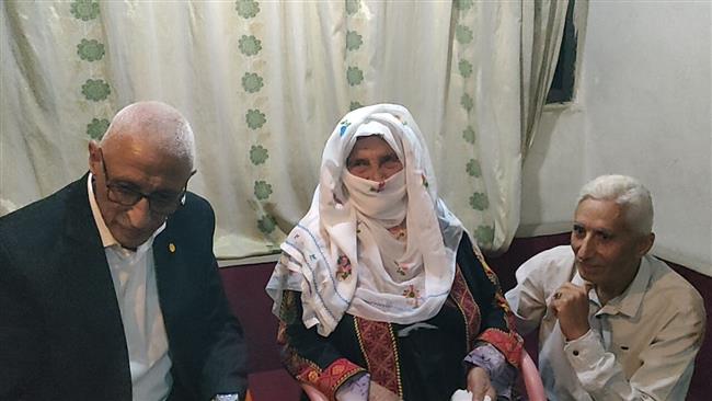 اللواء خالد مجاور محافظ شمال سيناء يزور المجاهدة فرحانة بمنزلها بالعريش 