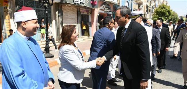 بالصور| محافظ قنا يضع إكليلا من الزهور على النصب التذكاري لشهداء المحافظة بحرب أكتوبر 