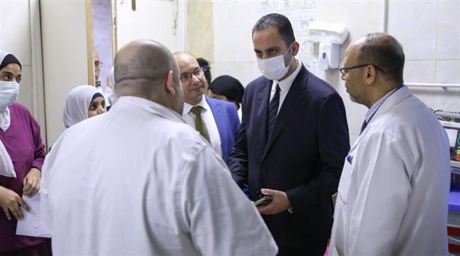 نائب وزير الصحة يتفقد مستشفى المنيرة العام ويوجه بصرف مكافأة مالية