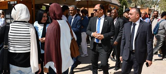 رئيس جامعة حلوان يتفقد كلية التجارة في بداية العام الدراسي الجديد 2024/2025