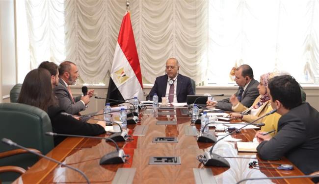 وزير العمل يلتقي وفدًا من البنك الدولي ويستعرض جهود الدولة في الحماية الاجتماعية