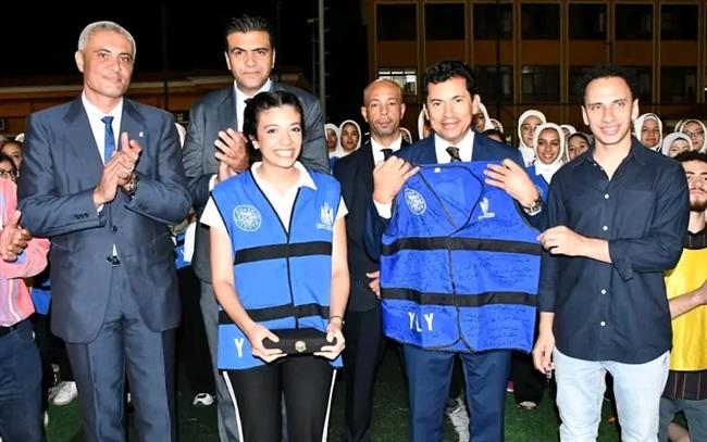وزير الرياضة يتفقد معسكر شباب متطوعي الوزارة.. ويعقد جلسة حوارية معهم