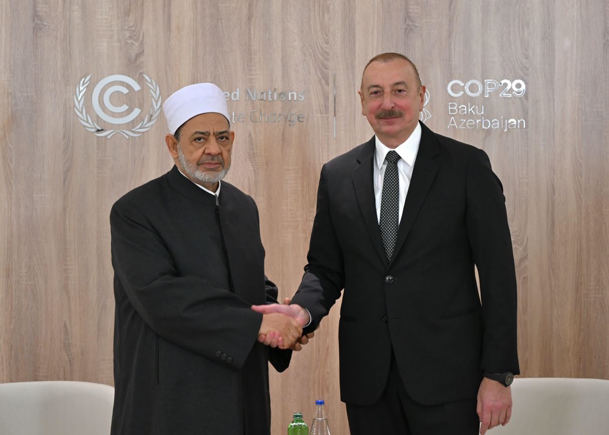 شيخ الأزهر يلتقي الرئيس الأذربيجاني فور وصوله "باكو" للمشاركة في COP 29