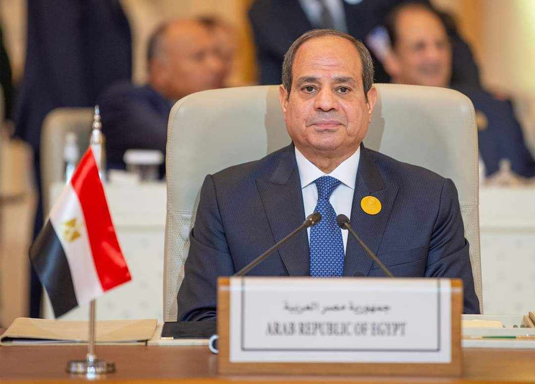 السيسي يعود إلى أرض الوطن بعد مشاركته في القمة العربية الإسلامية بـ الرياض