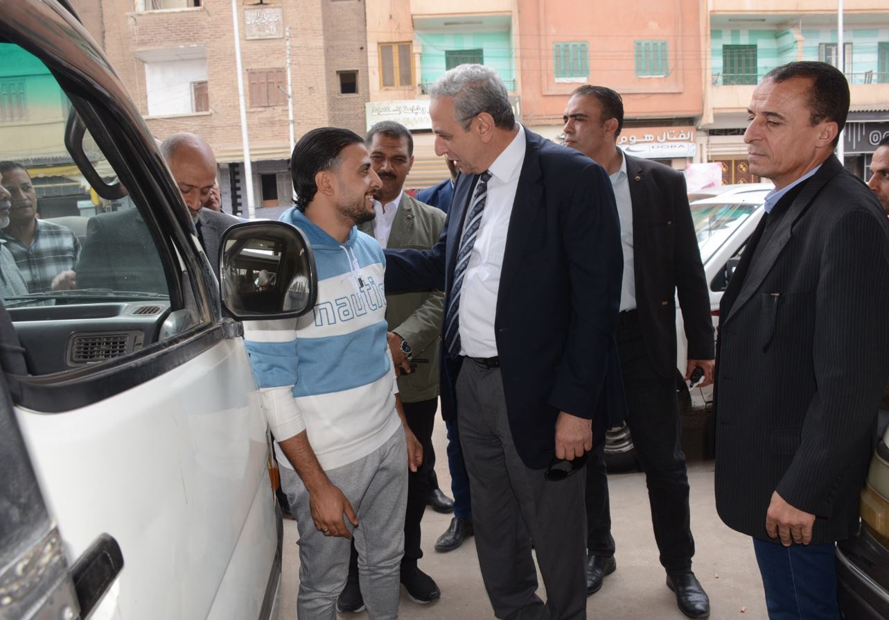 "الجندي" يتفقد مشروعات الرصف والتطوير ويشدد على الالتزام بالتعريفة الجديدة
