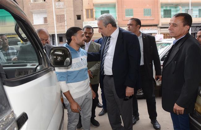"الجندي" يتفقد مشروعات الرصف والتطوير ويشدد على الالتزام بالتعريفة الجديدة