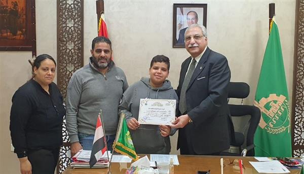 مدير "تعليم القليوبية" يكرم الطالب مخترع نظارة المكفوفين