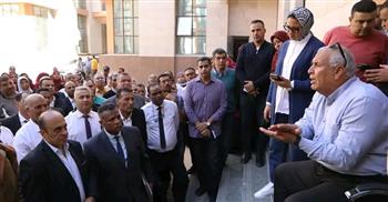   محافظ الوادي الجديد يجتمع مع  العاملين بالعاصمة الإدارية الجديدة للمحافظة 
