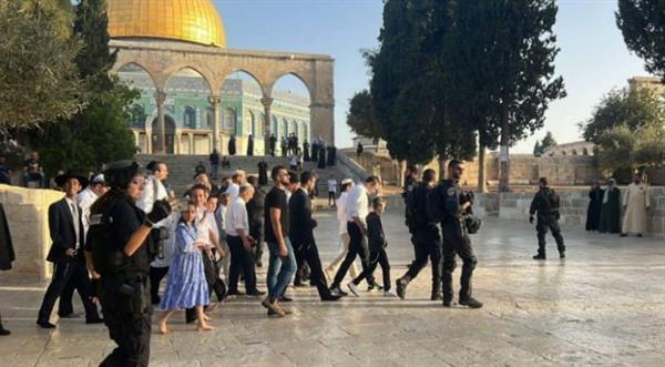 أكثر من 350 مستوطنا يقتحمون باحات المسجد الأقصى