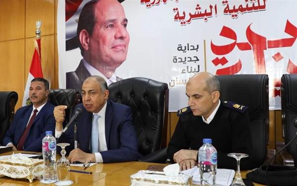محافظ المنيا يناقش ملفات التصالح وبناء مستشفى عام جديد