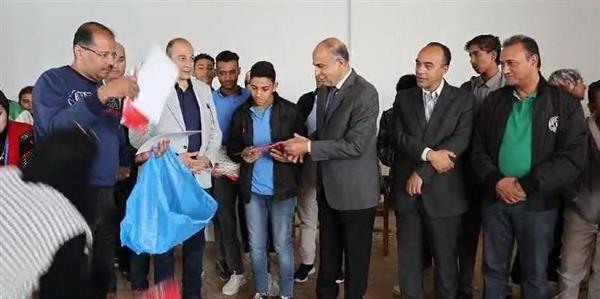 محافظ المنيا يتفقد مدرسة الثانوية الفنية للتعليم المزدوج ويكرم المتميزين