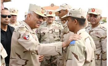 وزير الدفاع يتفقد عدد من مراكز تدريب إعداد وتأهيل المجندين بالقوات المسلحة 