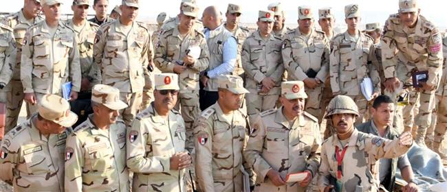 الفريق أحمد خليفة يتفقد عناصر القوات المسلحة المتمركزة شرق القناة 