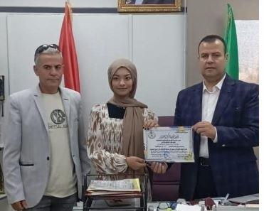 تكريم الفائزة بالمركز الأول على مستوى الجمهورية في الكاركاتير 