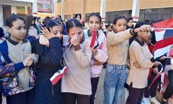 لبلوغه سن التقاعد.. تلاميذ ينظمون ممرا شرفيا لوداع معلمهم بقنا.. صور 
