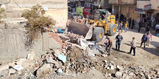  إزالة 100 محل آيل للسقوط في منطقة الرأس السوداء بالإسكندرية 