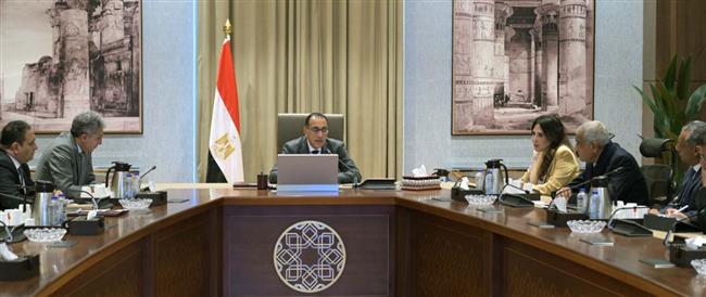 رئيس الوزراء يبحث جهود النهوض بقطاع السياحة 