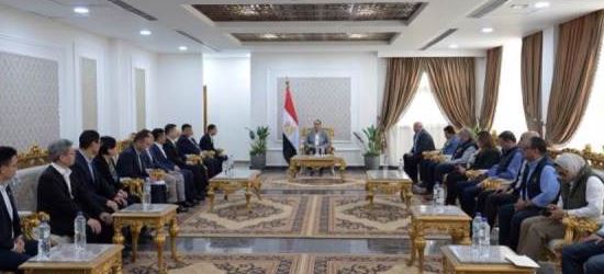 رئيس الوزراء يلتقي وفدا من مؤسسة رجال الأعمال المصريين الصينيين
