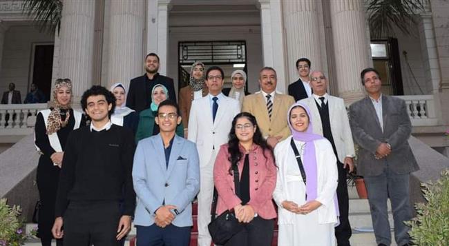 رئيس جامعة بنها يستقبل الطلاب الفائزين في مسابقة الطالب المثالى 
